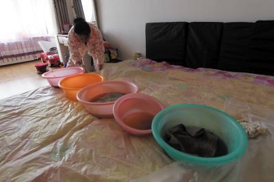竹溪楼上漏水，住户失联，小区没物管，业主维权难！律师来支招……